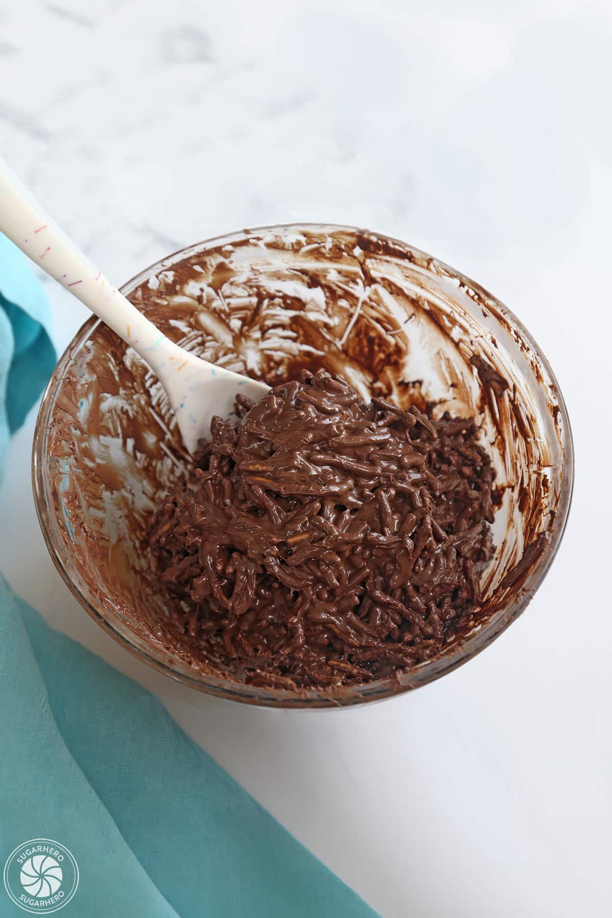 Chow mein noodles coated with melted chocolate.