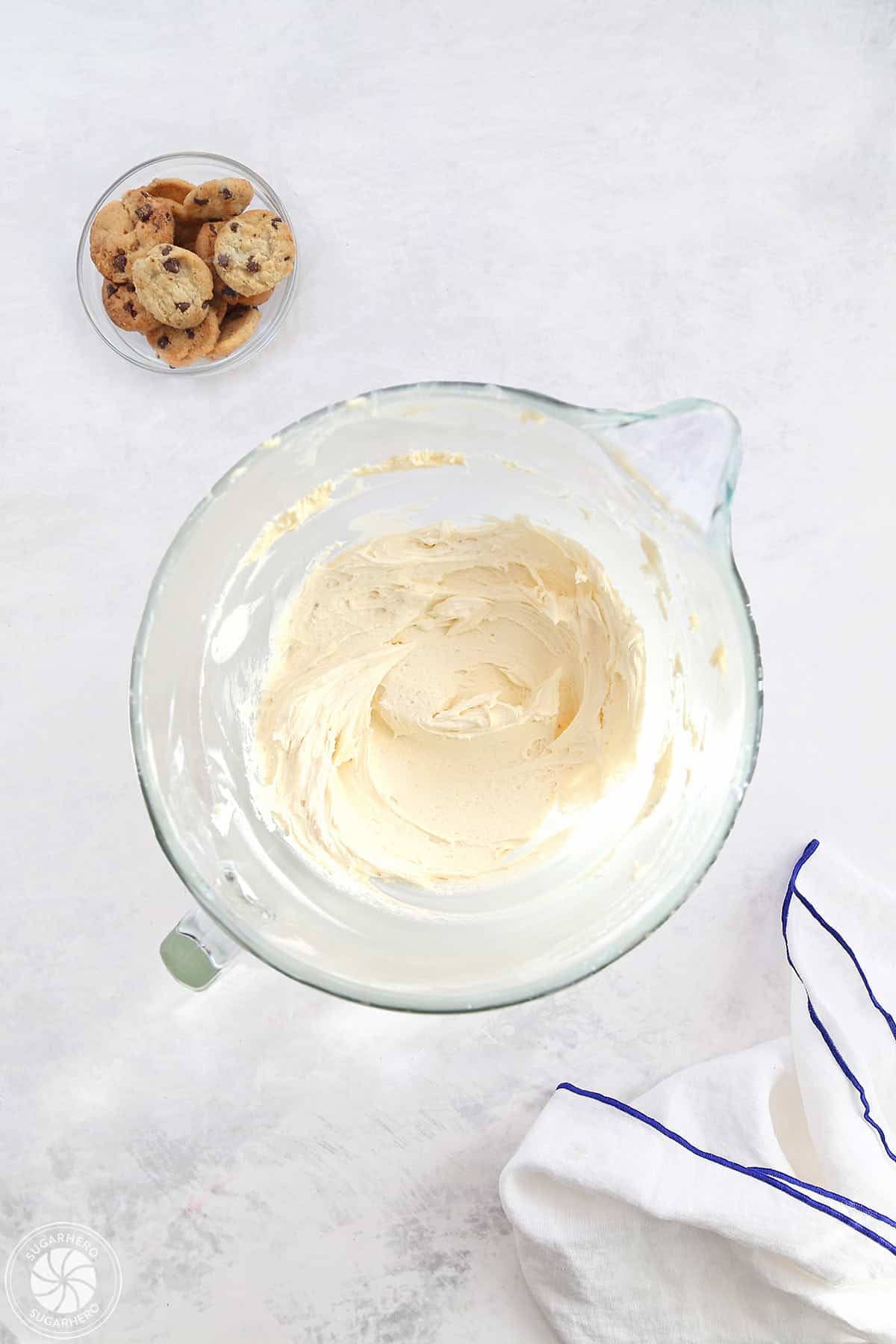 A bowl of white frosting.
