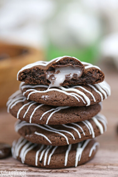 5 Junior Mint Cookies stacked one on top of the other with the top cookie broken to show inside.