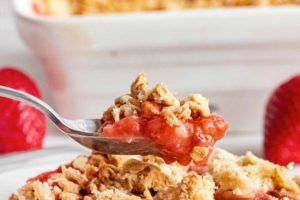 Strawberry Crisp picture with text overlay for Pinterest.