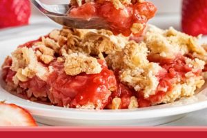 Strawberry Crisp picture with text overlay for Pinterest.