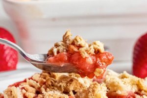 Strawberry Crisp picture with text overlay for Pinterest.